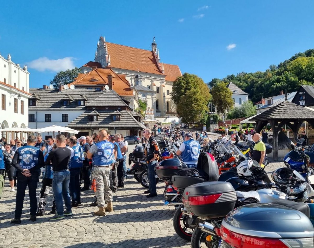 motocykliści na rynku w Kazimierzu Dolnym