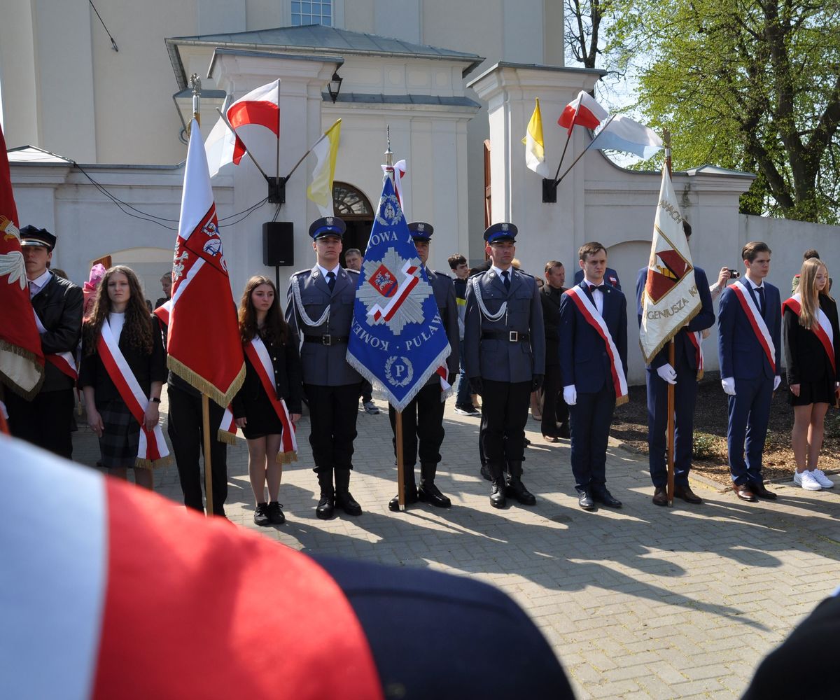 poczet sztandarowy policji wśród innych pocztów