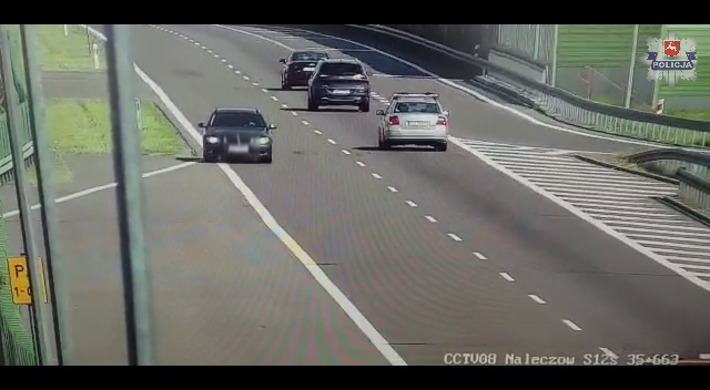 Kadr z filmu na którym widać jak osobowe auto jedzie pod prąd na drodze S 17.