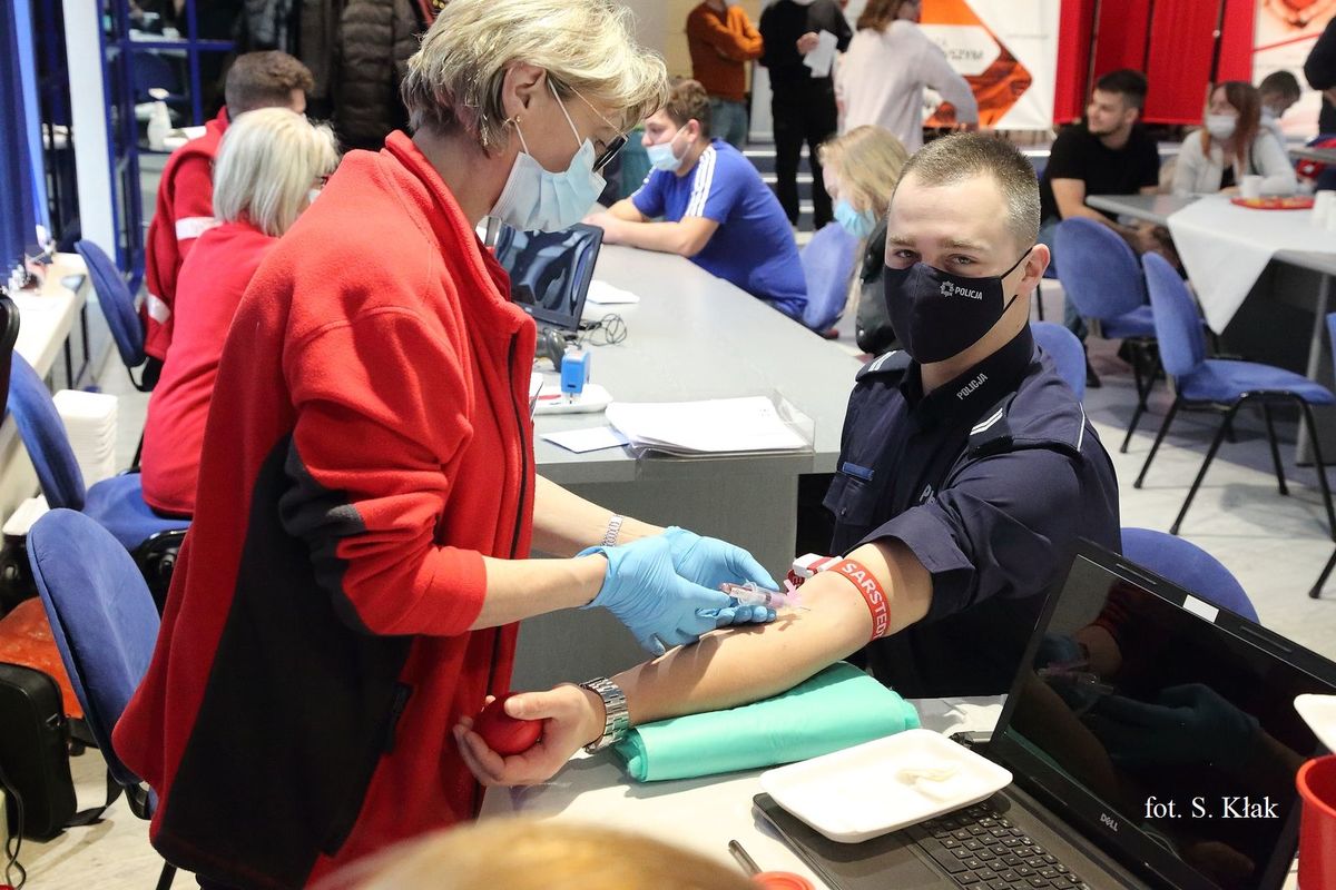 pielęgniarka pobierająca krew policjantowi