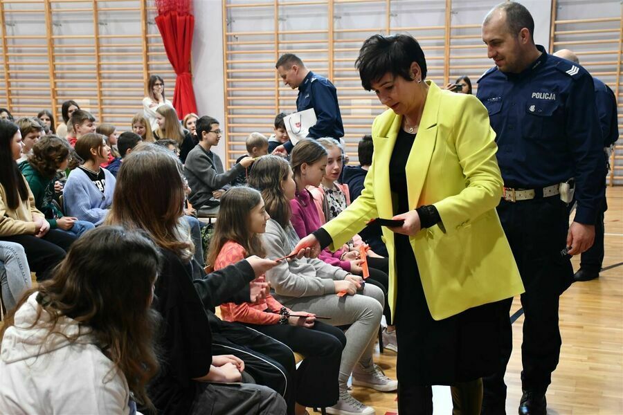 starosta z policjantami rozdająca odblaski