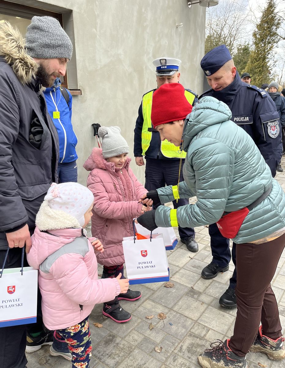 starosta i policjanci wręczający nagrody dzieciom