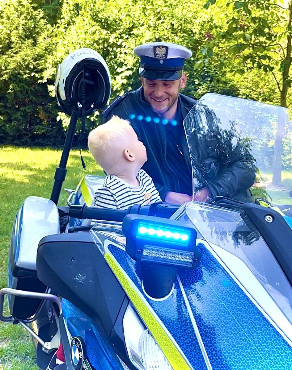 policjant z chłopcem na motocyklu