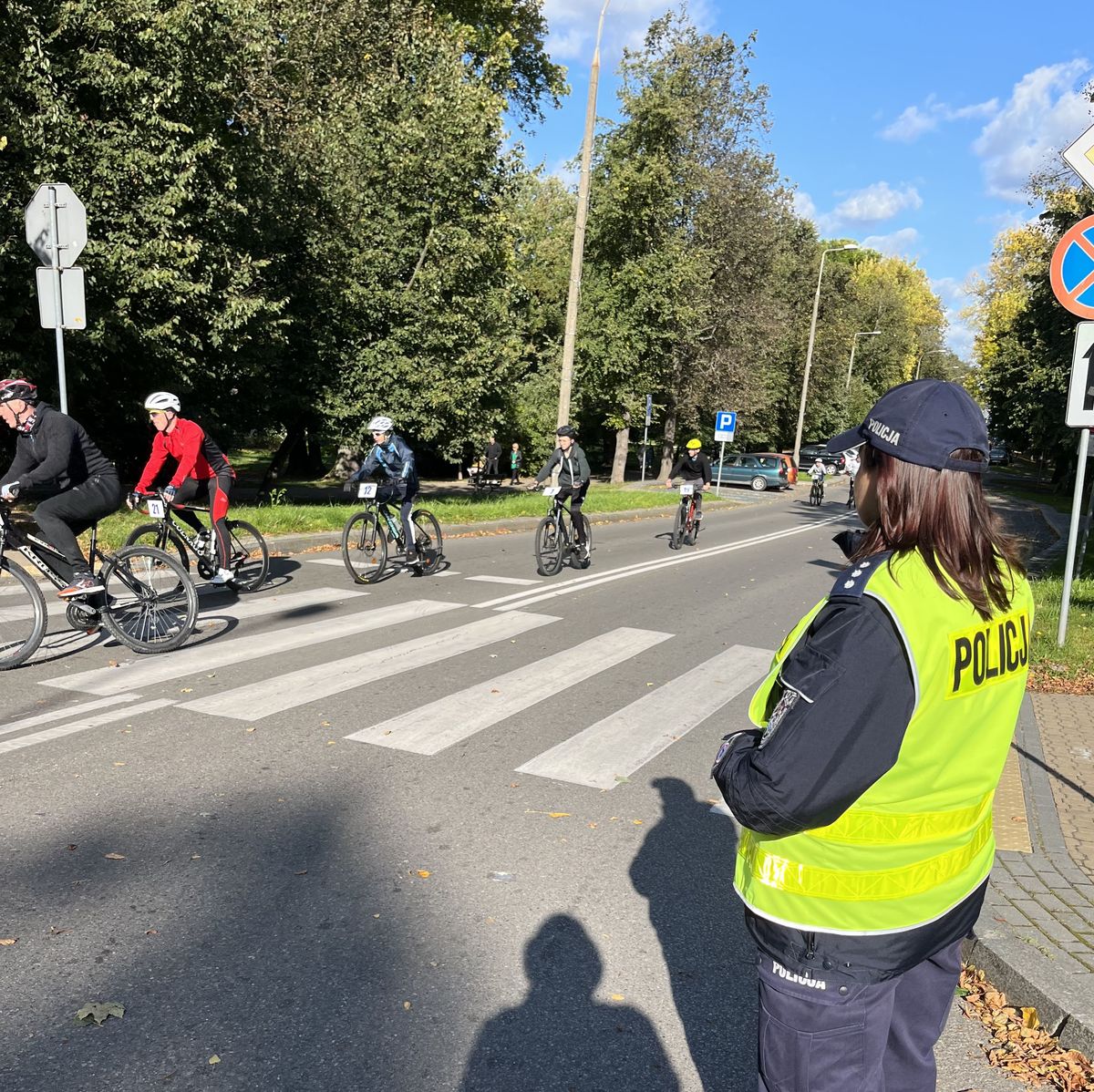 policjantka patrząca na rowerzystów