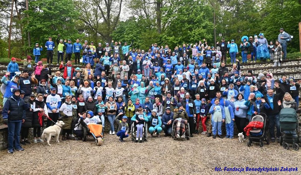 grupa biegaczy ubranych na niebiesko