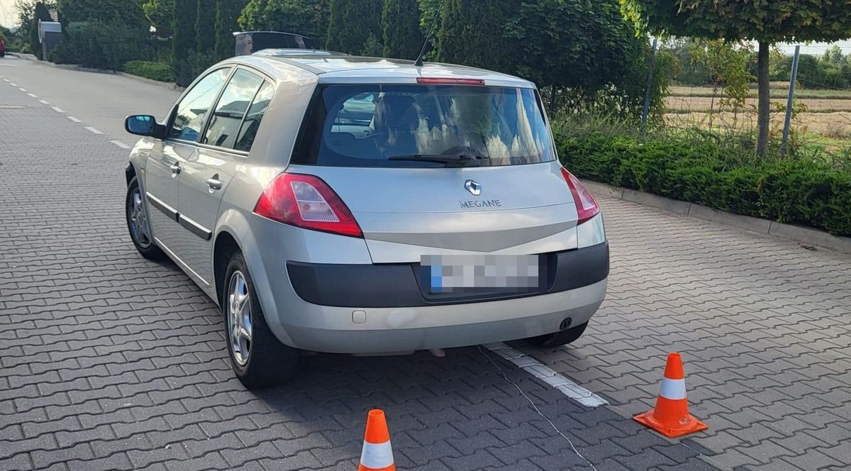 Auto osobowe jakim poruszali sie zatrzymani mężczyźni.