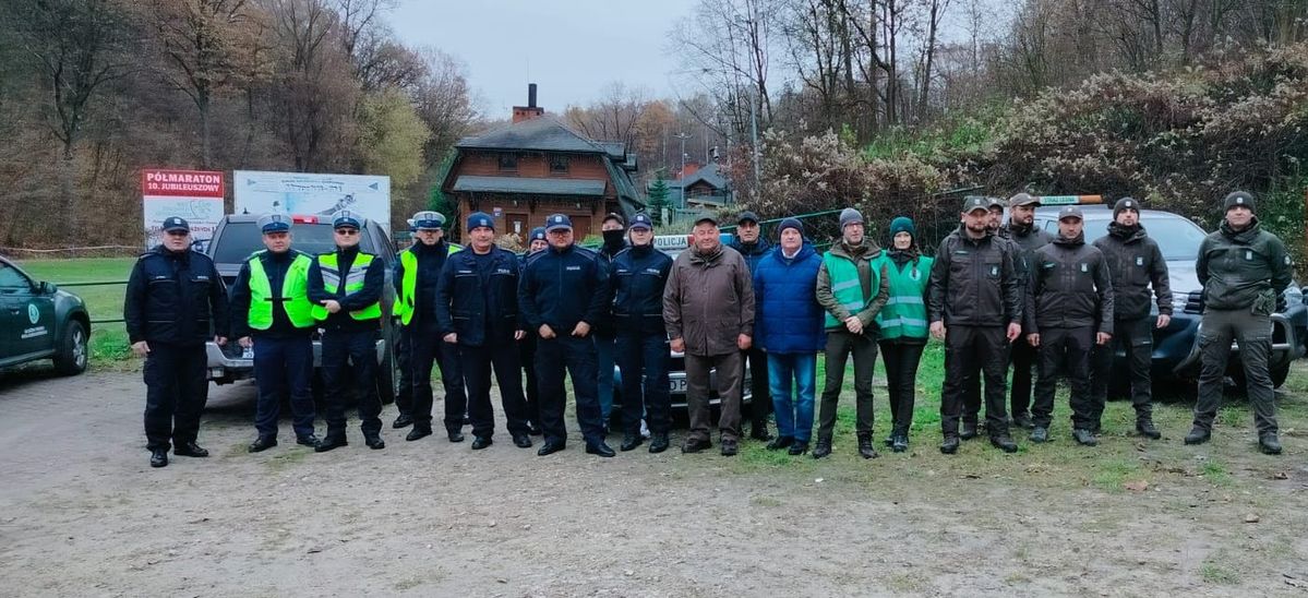 leśnicy i policjanci na zbiórce