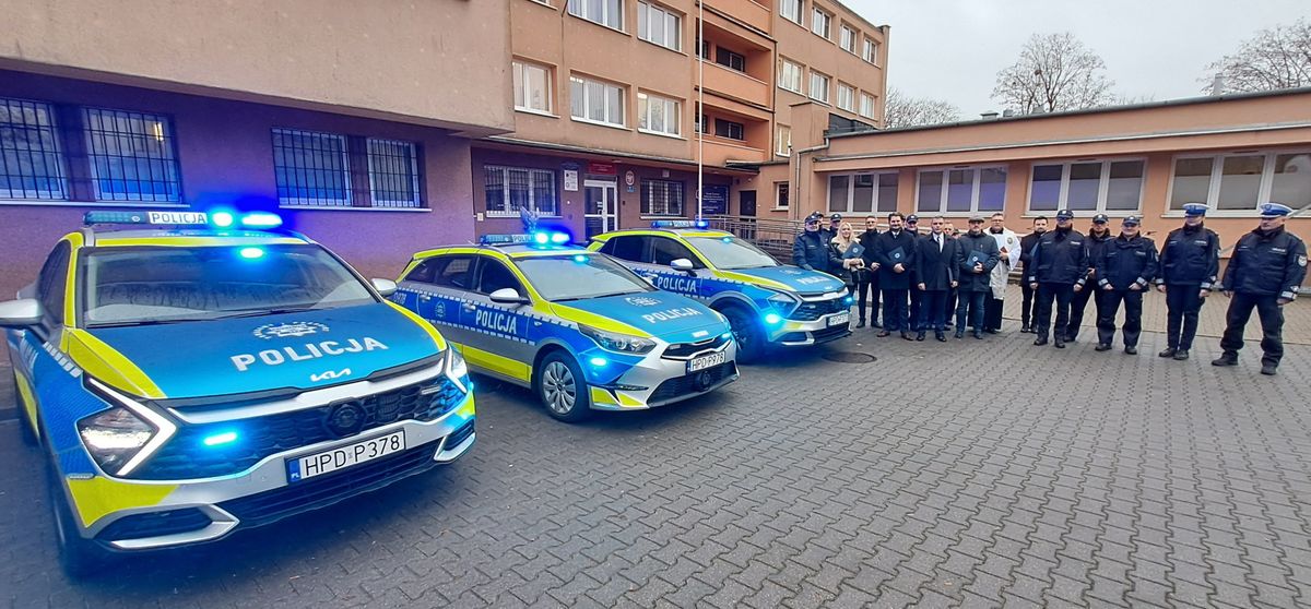 samorządowcy oraz policjanci z trzema nowymi radiowozami na placu przed komendą