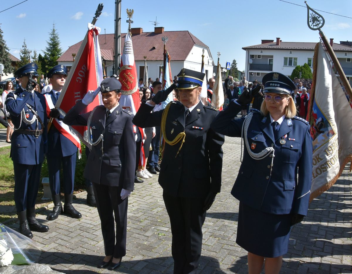 komendant powiatowy policji w puławach oraz przedstawicielki wojska i straży pożarnej oddające honor