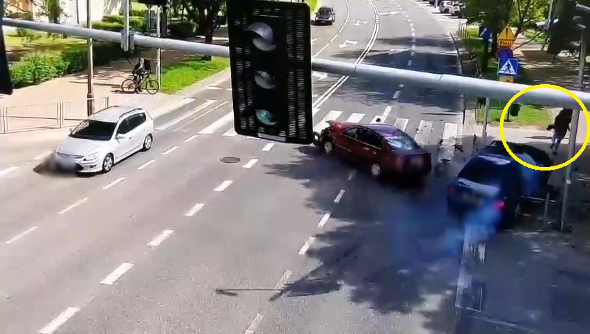 Ujęcie z kamery miejskiej na której widać zderzenie dwóch aut.