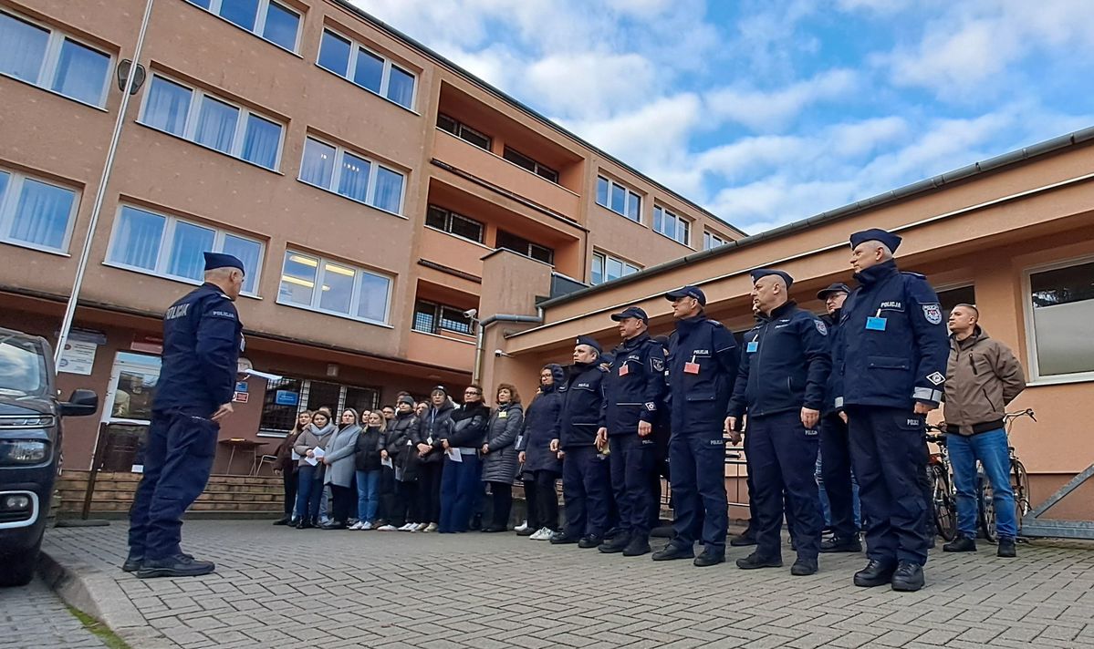 zbiórka policjantów i pracowników przed komendą