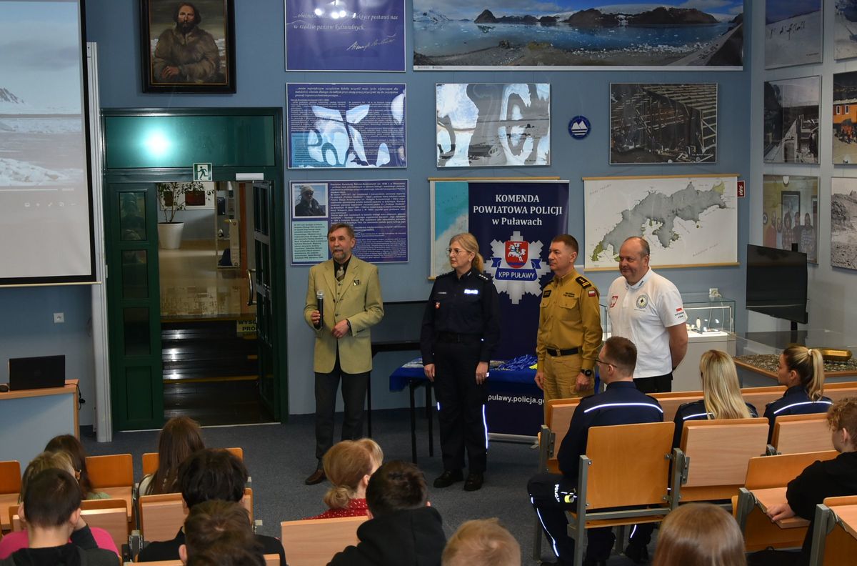 Kierownictwo Muzeum i służb mundurowych zapowiadające wydarzenie na sali z dziećmi