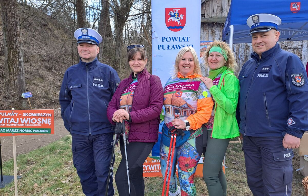 kobiety pozujące z policjantami