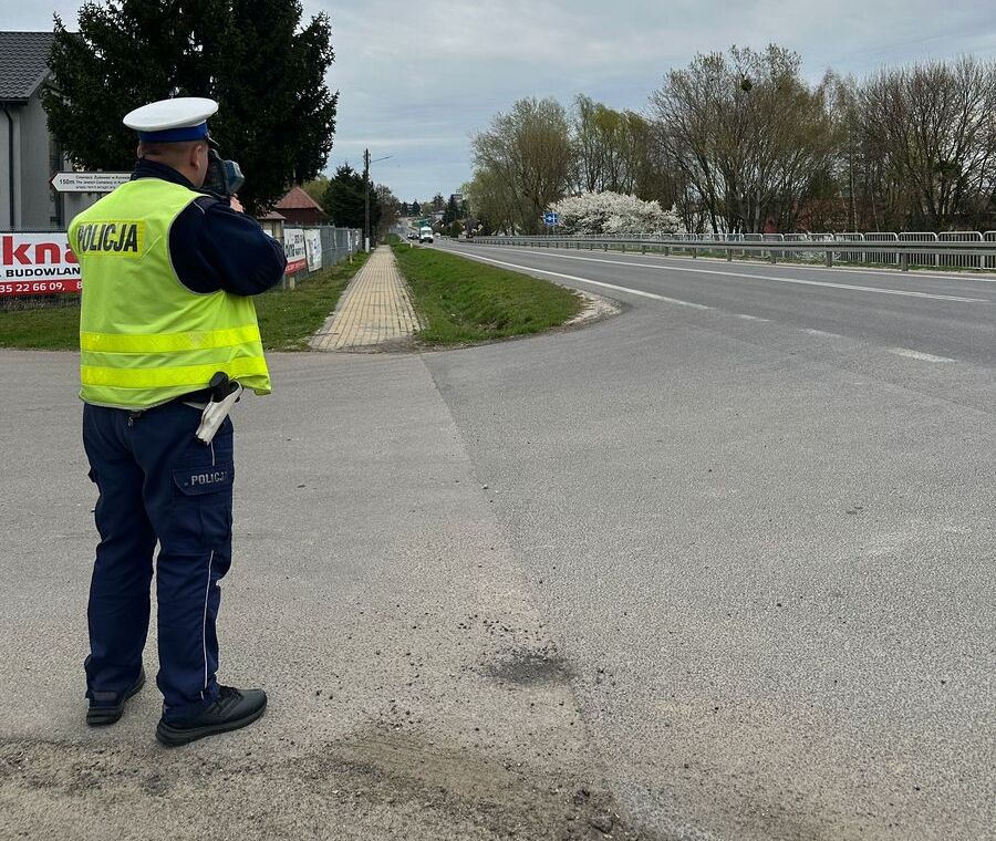 Funkcjonariusz drogówki wykonujący pomiar prędkości
