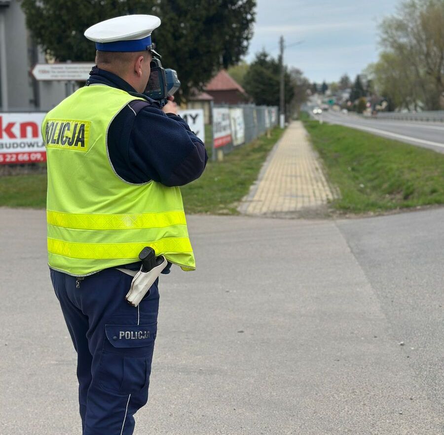 Funkcjonariusz drogówki wykonujący pomiar prędkości