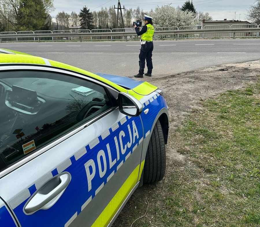 Funkcjonariuszka drogówki wykonujący pomiar prędkości
