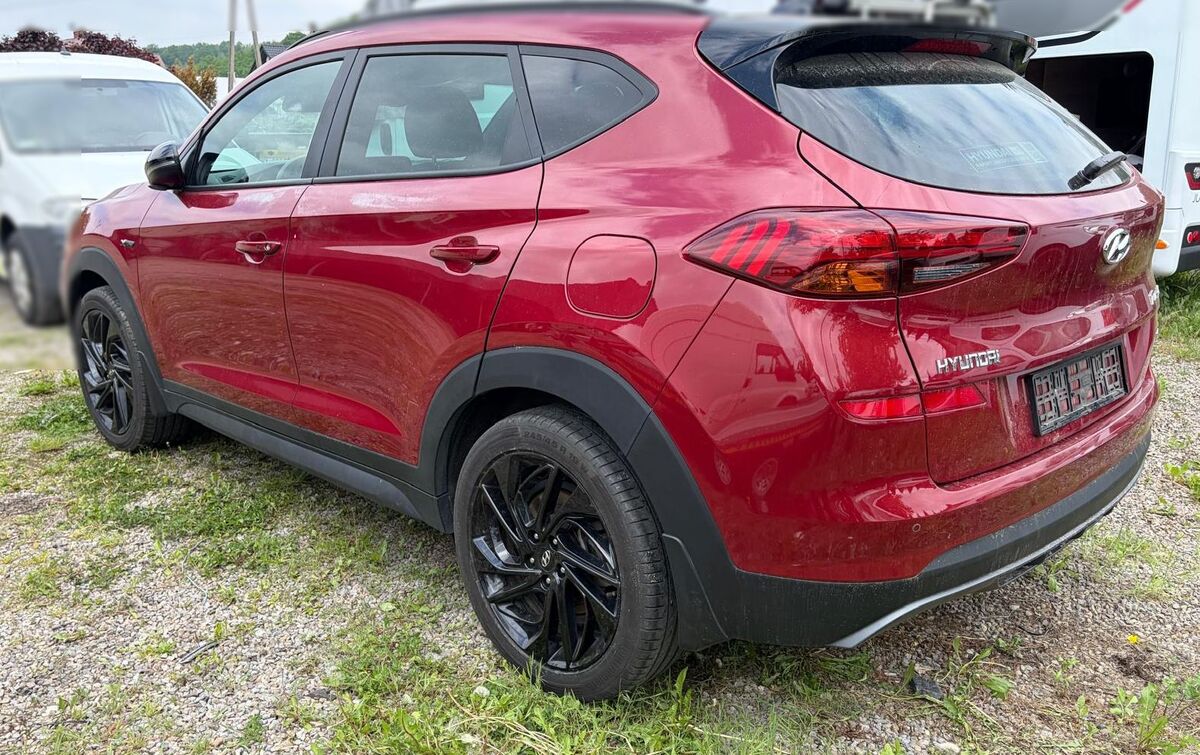 Pojazd m-ki Hyundai o wartości 100 tysięcy.