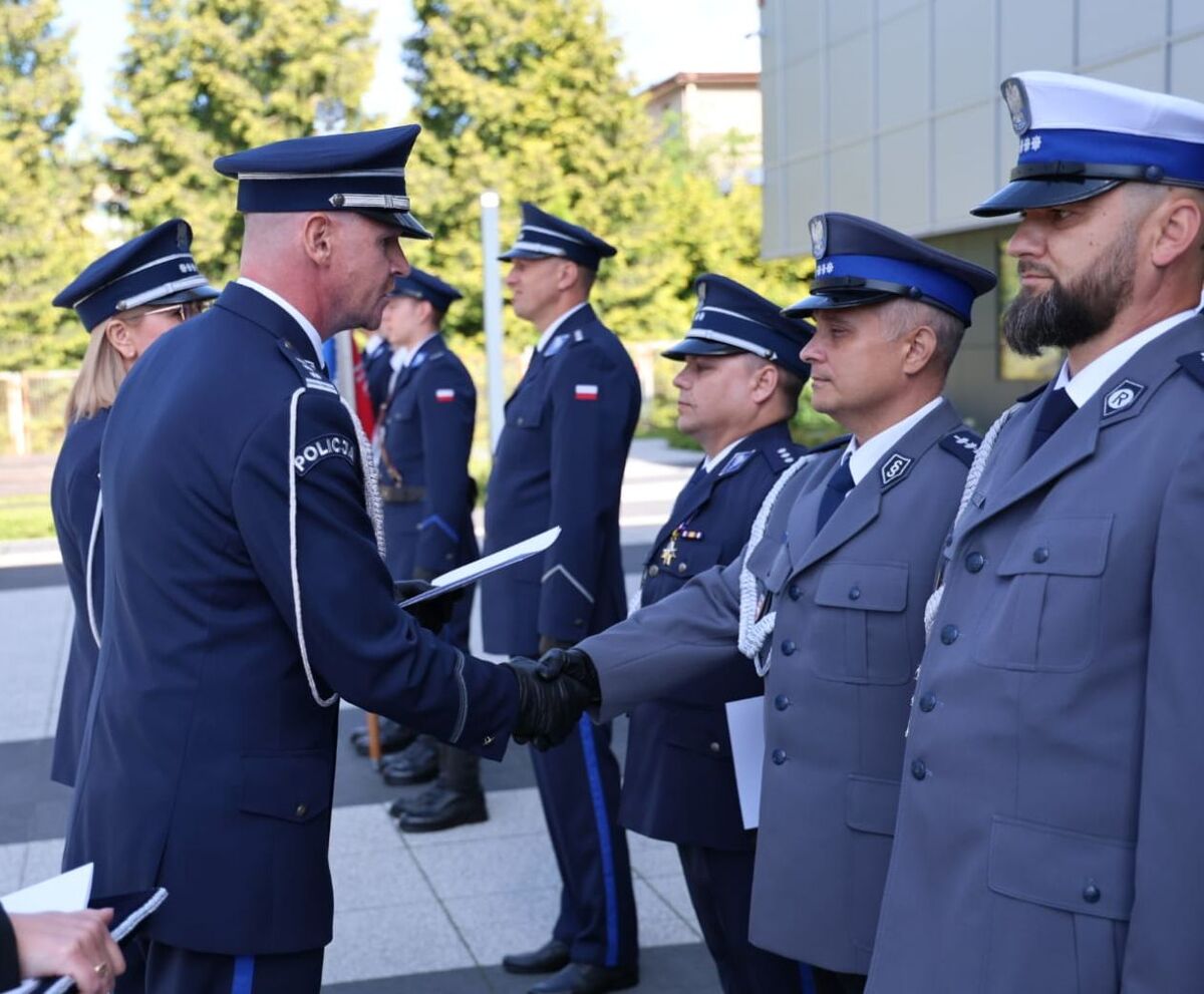 Komendanci składający gratulacje policjantom