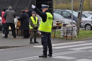 Policjant kieruje ruchem w okolicy cmentarza