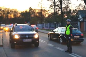 Policjant RD kieruje ruchem