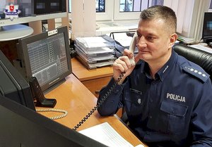 dyżurny Policji przyjmujący zgłoszenie