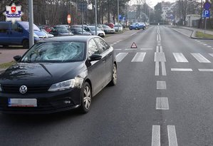 samochód z rozbitą szybą