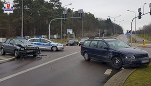 rozbite samochody na skrzyżowaniu w tle radiowóz