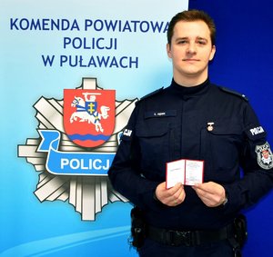 policjant prezentujący odznakę