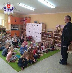 policjant podczas pogadanki w przedszkolu