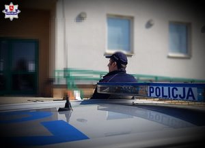 policjant podczas kontroli kwarantanny