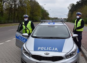 policjanci przy radiowozie