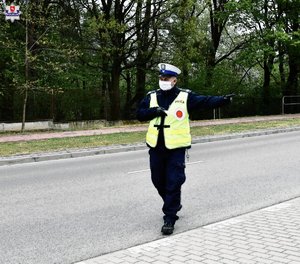 policjant ruchu drogowego zatrzymujący samochód