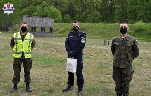 Komendant uczeń i opiekun na strzelnicy z maseczkami