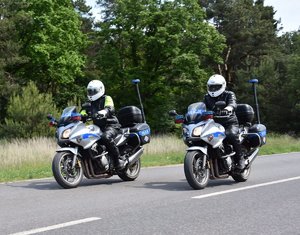 policjanci na motocyklach