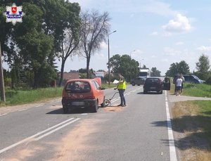 policjant na miejscu kolizji