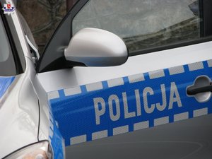 napis policja na radiowozie