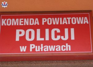 lampa z napisem Komenda Powiatowa Policji w Puławach