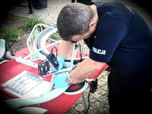 policjant znakujący rower