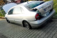 srebrny citroen c5 z pękniętymi oponami stoi na chodniku