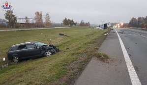 miejsce wypadku, rozbite audi leżące w rowie, rozbita ciężarówka daf z rozsypanym towarem w rowie