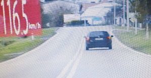 widok z ekranu videorejestratora czarny samochód na ulicy jadący z prędkości 116 km na godzinę