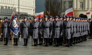 policjanci stojący w szyku na placu