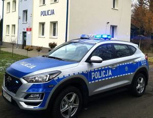 radiowóz policyjny na tle komisariatu policji w kurowie