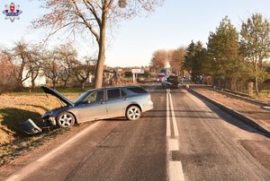 dwa rozbite samochody na szosie w tle samochód straży pożarnej