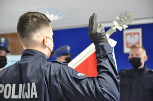 policjant ślubujący na sztandar