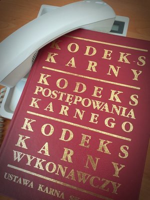 kodeks karny i słuchawka telefonu