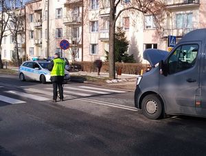 bus z rozbitym przodem, radiowóz i policjant na przejściu