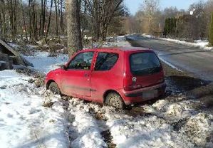 czerwone seicento stojące w rowie