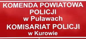 tablica z napisem komisariat policji w Kurowie