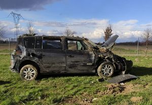 rozbity czarny samochód renault stojący na trawie